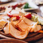 איך ממליחים שומן חזיר באוקראינית בצנצנת: אפשר לאכול אותו עם