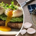 איך לבשל ביצים עלומות מושלמות ללא מחבת: שיטת השף המקצועית