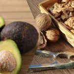 אבוקדו לעומת אגוזי מלך: תזונאים מסבירים איזה מוצר טוב יותר