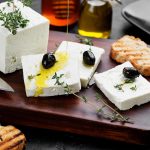 מה קורה אם אוכלים גבינת פטה כל יום: ההשלכות העיקריות